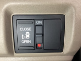 左側電動スライドドアは運転席からでも操作ができるように、ハンドル付近に開閉の操作スイッチが付いています。