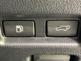 燃料給油口やバックドアに関するスイッチが並び、必要な操作を運転席まわりから行える構成です。アイコンで用途を見分けやすく、給油や荷物の積み下ろしといった日常の場面で便利にお使いいただけます。