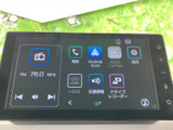 ラジオをはじめ、電話やスマートフォン連携、設定などのメニューを画面上で選べる構成です。日常の音楽再生や情報確認に活用でき、必要な項目をアイコンから探しやすいのも便利です。