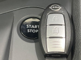【インテリジェントキー】カバンやポケットに入れたままでもドアの施錠・解錠が可能なスマートキーを装備。エンジンのオン・オフ時もカギを取り出す必要が無いからとっても便利です♪