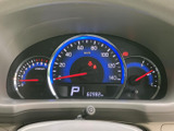 速度やエンジン回転数、燃料残量などの情報がまとまっており、運転に必要な表示をひと目で確認しやすい配置です。青い縁取りが目を引き、明るい表示で走行中も視線を移しやすくなっています。