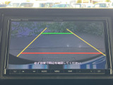 後方の様子を画面で確認しながら駐車をサポートし、距離の目安となるガイド線も表示されます。周囲を目視で確かめつつ、車庫入れ時の確認に役立ちます。