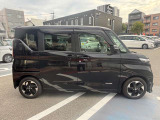 サイドから見ても素敵なデザインの軽自動車です!天井も高く室内空間も広く快適です☆