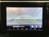 バックでの車庫入れも安心です! リアカメラが付いているバックモニター付のナビを装備しております。操作線もついており距離感も画面から確認できます。