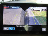 マルチビューカメラで車の周囲を映像で確認できます。駐車場や見通しの悪い交差点などナビ画面に映し出します。
