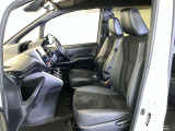 高いホールド性で運転姿勢が安定します。長距離ドライブでも疲れにくいのが魅力です。快適なドライビングライフをお送りください♪