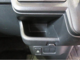 運転席の周りに便利な収納。