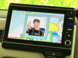 テレビ番組を画面で視聴できる装備です。映像を楽しむ際は、必ず安全な場所に停車してからご利用ください。停車中の待ち時間を過ごす際にも活用いただけます。