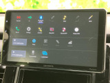 タッチ操作に対応した画面に、音楽や電話などの項目が表示されています。メニューを見ながら選べるため、日常の移動中にも使いやすく、目的に応じた機能へアクセスできます。