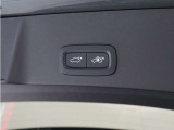 テールゲートには、スイッチ一つで開閉可能な電動開閉機能を装備。また、リアバンパーの下で足を動かすだけで開閉できる、ハンズフリー・オープニング/クロージング機構も搭載しています。