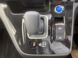 e-POWERならではのシフトレバーで、バックやドライブなどの切り替えがラクラクです!