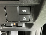テールゲートが電動で開閉でき、荷物などで両手がふさがっているときなど便利に使えます