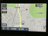 道路や周辺施設を地図上で確認でき、現在地を把握しながら目的地へ向かう際に便利です。縮尺変更や地点登録にも対応する画面構成で、見慣れない場所への移動も計画しやすくなります。