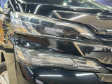 【LEDヘッドランプ】ハロゲンヘッドランプの約2倍の光量でより明るく遠くを照らし、夜間走行時の視認性を高める。さらに長寿命や、省電力も魅力。