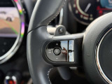 前方の車両を検知し、設定速度内で自動で加減速。渋滞や高速道路での運転負担を軽減し、安全かつ快適に車間距離を維持できます。