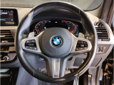 BMWのメーターパネルは選曲や、ラジオのチャンネルなども表示可能です。運転中に目線が泳ぐことなく、安全で疲れにくいです。