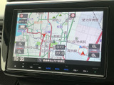 周辺の道路や施設名が表示され、現在地を地図上で確認できます。縮尺変更などの表示操作も画面から行え、目的地までの道のりを把握したいときに役立ちます。