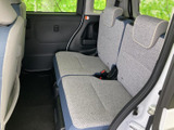 後席は座面と背もたれにゆとりがあり、ヘッドレストも備えています。落ち着いた色合いの室内で、窓からの明るさも感じられ、同乗者がくつろげる空間です。