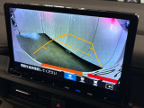 バックカメラを装備!後退時にナビ画面へ車両後方の映像を表示し、目視では確認しにくい場所の安全確認をサポート。狭い駐車場での車庫入れや縦列駐車にも役立つ、嬉しい装備です。