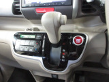 インパネシフトだから視線の移動も少なく足元もスッキリ。運転席もゆったりしているのでゆとりを持ってドライブできますね。