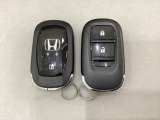 スマートキーを装備しています。鍵を差し込むことなくドアロックの開け閉めと、スタートボタン操作でのエンジンスタートができます。スペアキーも同じものを用意しております。