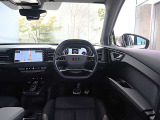 内装はシンプルに使い勝手を考え作られています。お車を運転する感覚をダイレクトに体感して頂けます。室内も広くロングドライブにも快適にお過ごしいただけます。