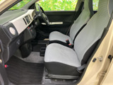 前席は身体を預けやすい形状で、明るい色のシート表皮が車内をすっきり見せます。窓から周囲の様子を確かめやすく、足元にもゆとりが感じられる、日々の移動にうれしい空間です。