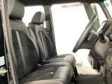座面も厚みがあり背もたれも高く、広い足元にゆったり座れるシートです。運転席と助手席の間が空いている為、助手席側への移動がスムーズです。交通量の多い道でも助手席側から乗り降りができます。