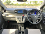 運転席から前方を見渡しやすい視界で、明るい色合いのシートが室内に軽やかさを添えます。運転席と助手席の間もすっきりまとまり、落ち着いて過ごせます。