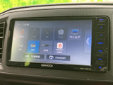 iPodやUSB、SD、ディスク、ラジオなど複数のソースが一覧表示され、使いたい音源を選びやすい画面です。気分に合わせた音楽選びに便利です。