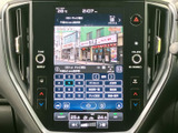 テレビ番組が画面に表示され、停車中のひとときに映像を楽しめます。番組情報や選局ボタンも画面上で確認でき、休憩時間などに使いやすい装備です。視聴時は周囲の安全にもご配慮ください。