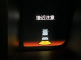 パーキングセンサーシステムは走行中に障害物が迫ると音と表示でお知らせ、低速走行時時の安心感を高めます