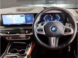 【ハンドル】ドライバーとBMW車の一体感がダイレクトに伝わるステアリングホイール。形状・太さへの拘りに加えて、操作性を高める為にスイッチ類も配置。クイックかつ安定のドライビングを体感下さい!