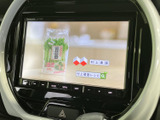 停車中にテレビ映像を楽しめる画面を備え、休憩時間の待ち合わせや車内で過ごすひとときにも活躍します。表示が大きく、番組内容を確認しやすい装備です。