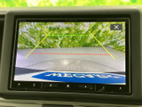 後方の映像に目安となるガイドラインが表示され、駐車時に後ろの状況を確認する際に役立ちます。周囲を目視で確かめながら活用できるため、車庫入れや狭い場所での駐車をサポートします。