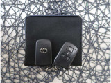【スマートキー】キーをバッグやポケットに入れたままでもドアロックの開閉が出来るほか、エンジンキーを挿さなくてもエンジンスタートストップが出来ます。