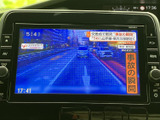 テレビ番組を表示できる画面を備えており、停車中の休憩時間などに映像を視聴できます。画面上で番組内容を確認しながら、移動の合間にひと息つく時間をより快適に過ごせます。