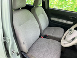 明るい色調のシートと落ち着いたドア内張りで、運転席まわりはすっきりとした雰囲気です。座面と背もたれにゆとりがあり、乗り降りの際も室内の様子を確認しやすくなっています。