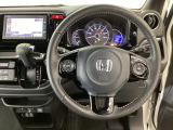 【ハンドル】運転にかかわる様々な操作を安全に行えるように視点移動が少なく操作性に配慮されたスイッチ類が凝縮されたコックピットです。