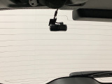 後方にもドライブレコーダーのカメラが付いています。前後両方でお車の周りを監視・記録いたします。