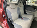 後席は左右に座面とヘッドレストが備わり、明るい色合いのシートが車内に穏やかな雰囲気を添えます。ドア側には肘掛けやドアポケットもあり、同乗者にも過ごしやすい空間です。