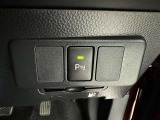 コーナーセンサーを車の前後に装備。障害物までの距離に応じて警告音を変えてお知らせ。縦列駐車時や駐車場・車庫などでの取り回しをサポートします。詳細は販売店スタッフまでおたずねください。