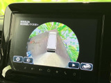 車両後方を含む周囲の映像を画面で確認でき、駐車時の安全確認をサポートします。車両の位置と周囲との距離感を把握しやすく、狭い場所での駐車にも便利な装備です。