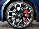 【BMWアロイホイル】軽量かつ強度に拘ったアロイホイル。走行性能ポテンシャルを引き出す設計。車の足元を引き締めてくれる大きなポイントはアロイホイルです。