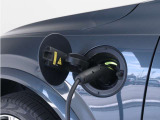 専用コードを接続するだけで簡単に充電が行えます。プラグインハイブリッドモデルRecharge PHEV T8 AWDは、走行中の充電のほか、自宅などに設置された充電機器からの充電が可能です。