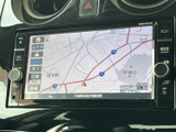 周辺の道路や施設名が画面に表示され、目的地までの道順を確認しながら移動できます。地図表示を活用でき、初めて訪れる場所へのお出かけや日常のルート確認にも役立つ装備です。