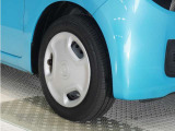 ◆純正ホイール装着車◆シンプルなデザインのホイールキャップ付きです。