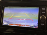 後方の見える安心をお届けするバックガイドモニター付:バックするときのアシストラインもあって楽々バック!車庫入れや縦列駐車をサポートし、苦手な駐車も安心です!今やもう手放せない装備ですネ♪