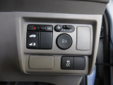 片側電動スライドドア。荷物で手が塞がる時など簡単にドアの開閉が出来ます。何より力いらずで開閉OK。女性やお年寄りにも優しい。電動機能はOFFにもできますから元気なお子様の駆け出しも安心。