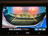 後方の映像にガイド線が表示され、駐車時の位置合わせをサポートします。周囲の状況を画面で確認しながら操作できる便利な装備で、安全確認を行いながらの駐車に役立ちます。